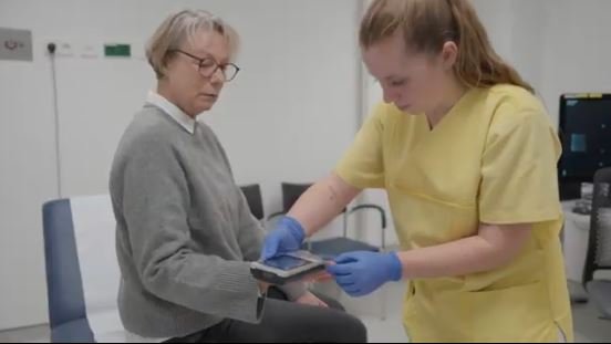 Video: Moderne Hüftendoprothetik am ALB FILS KLINIKUM Eine Patientin wird von einer Medizinischen Fachangestellten auf die OP vorbereitet